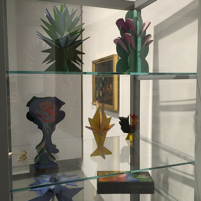 Una vetrina con alcuni oggetti futuristi