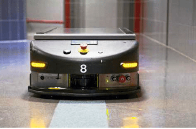 Un robot porta vassoi - da archivio.gonews.it)